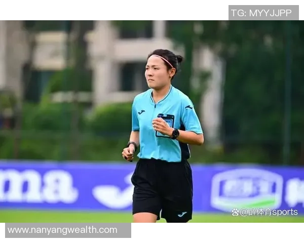 足球明星与美女裁判的精彩瞬间引发热议球场内外的魅力碰撞与互动